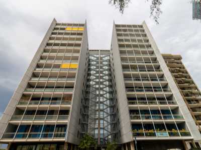 ...e l�alto palazzo in via Redi realizzato nel 1996 con la forma ad H e la doppia scala a vetrate